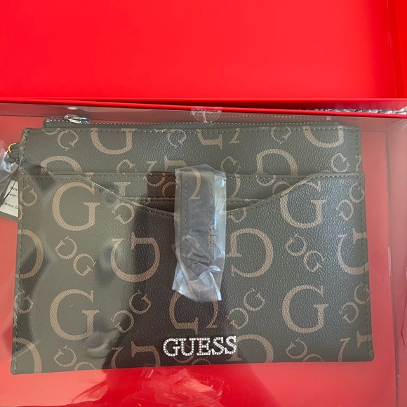 Guess Clutch NWT❤️ - Picture 8 of 10